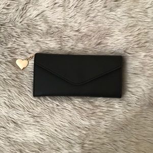 🔥LAST 1‼️BLACK LEATHER WALLET W/ GOLD HEART CHAIN